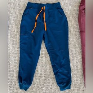 FIGS women’s jogger scrub bottoms size medium/petite in Deep Reef